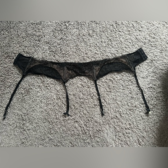 EUC Victoria’s Secret black lace garter belt. Size M/L. - Picture 9 of 10